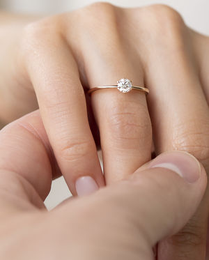 Erinnerungsdiamant-Verlobungsring mit lab-grown Diamant aus getrockneten Rosen.