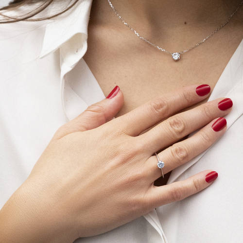 Personalisierte lab-grown Diamanten als Kettenanhänger, Collier oder Solitär-Ring.